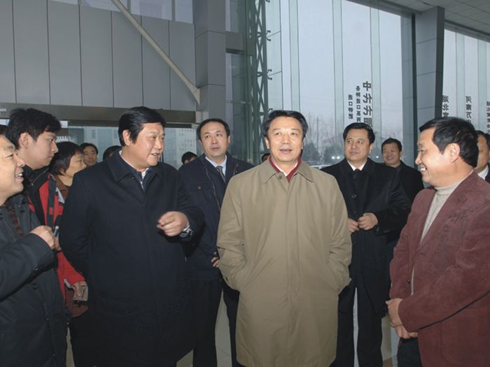 時任中華全國供銷合作總社黨組書記王君（前排右二）到91视频黄片免费集團調研