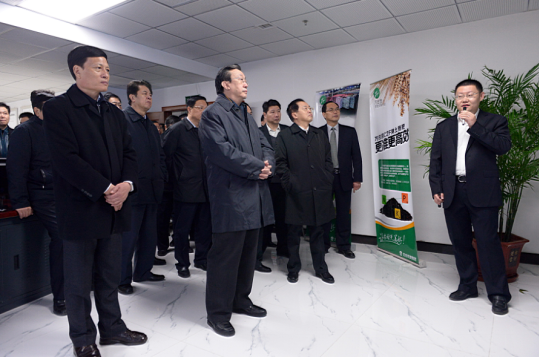 時任河南省省委書記郭庚茂（前排左二）、省長謝伏瞻（前排左一）蒞臨91视频黄片免费集團指導工作